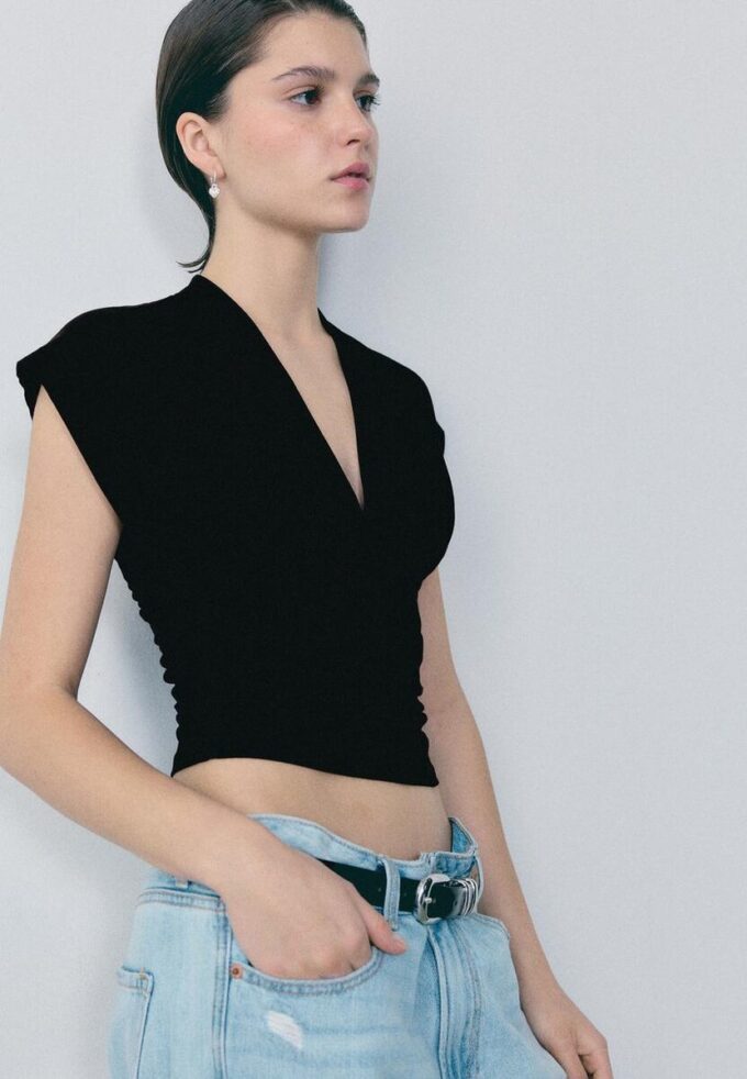 V-hals-topper med bånd