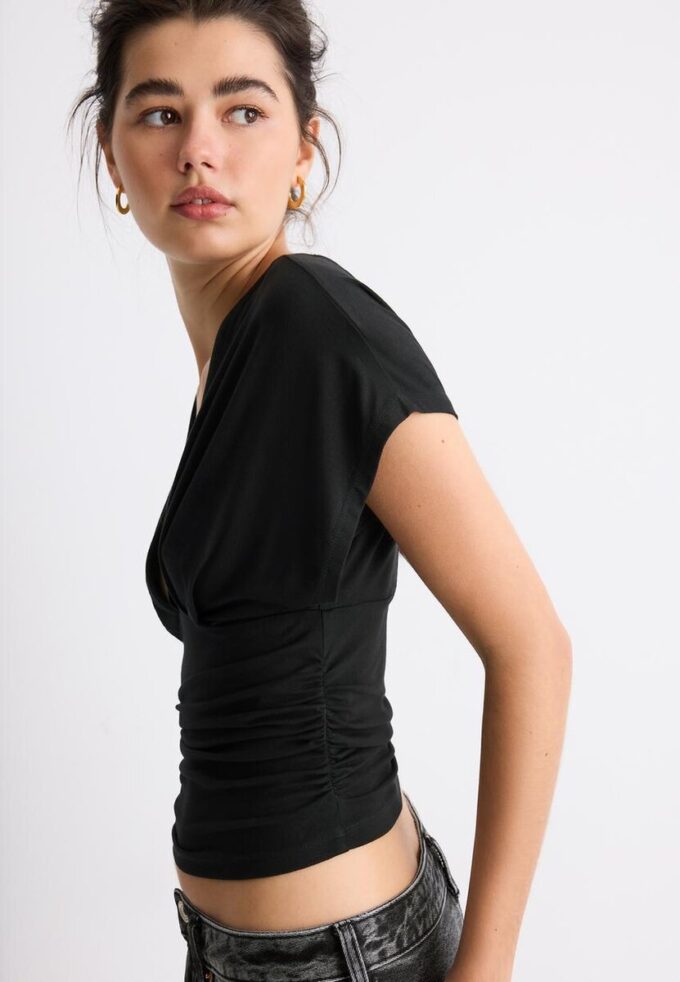 V-hals-topper med bånd