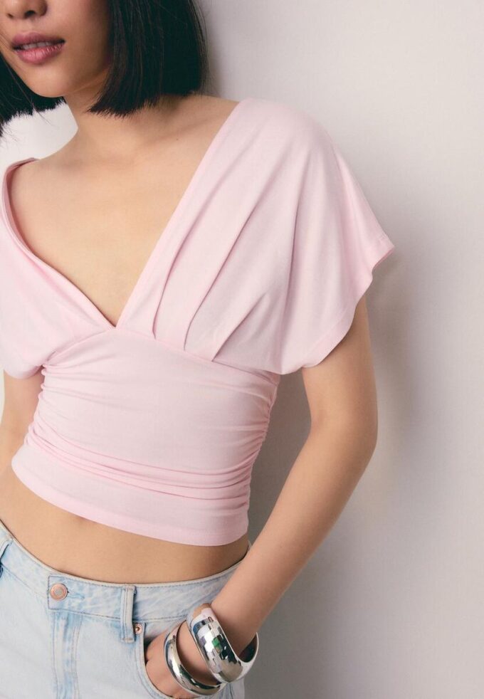 V-hals-topper med bånd