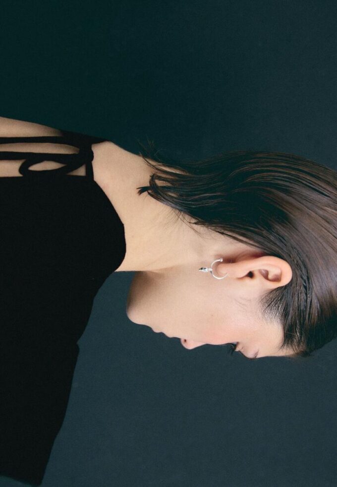 V-hals-topper med bånd