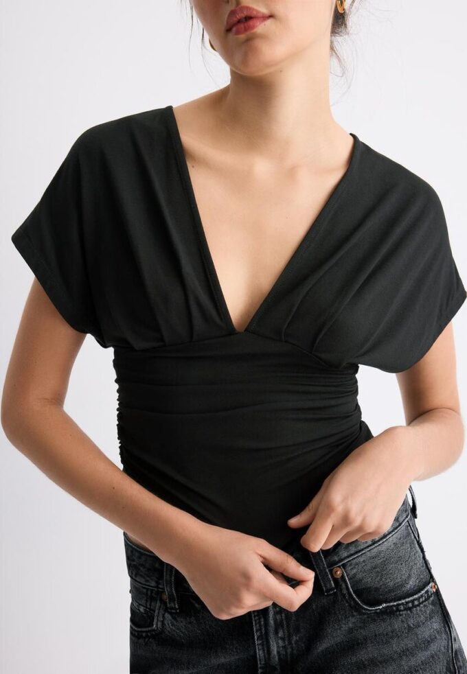 V-hals-topper med bånd