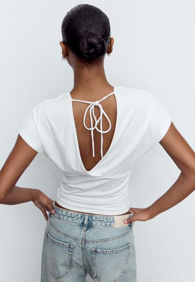 V-hals-topper med bånd