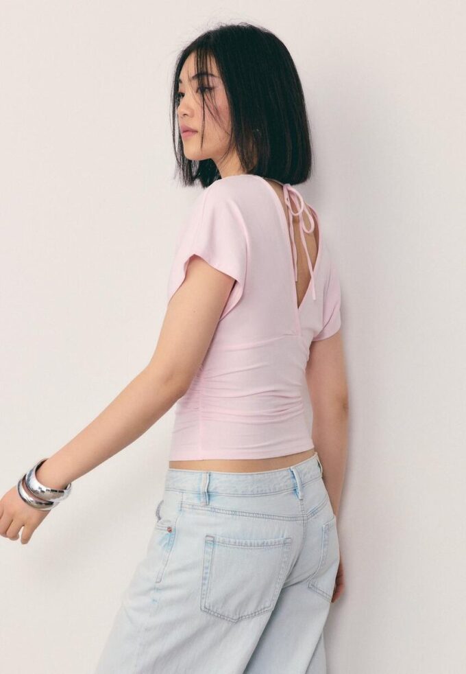 V-hals-topper med bånd