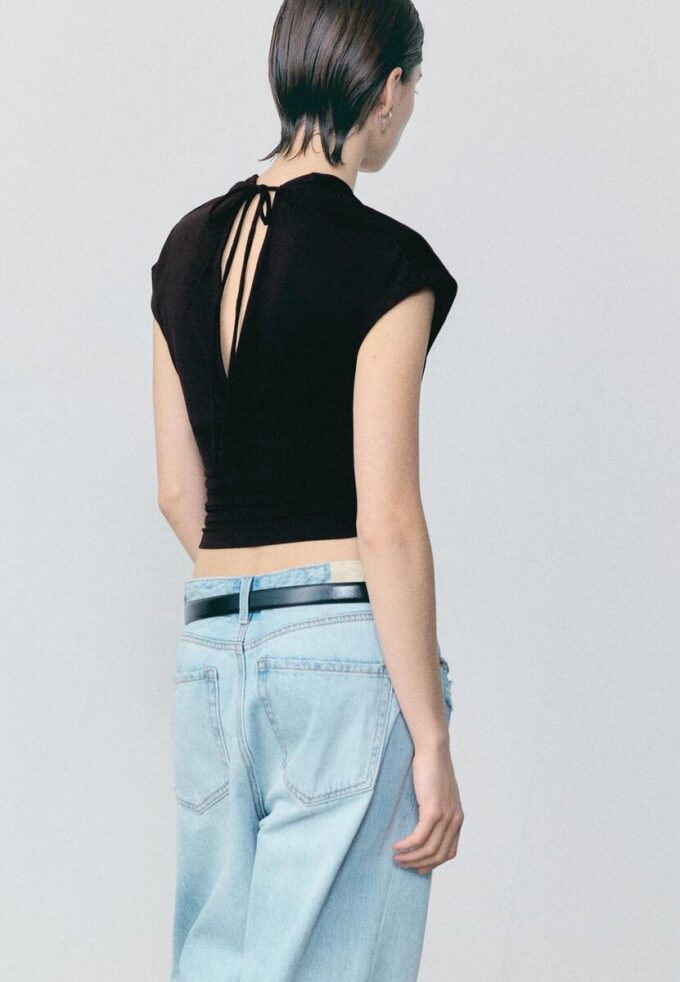 V-hals-topper med bånd