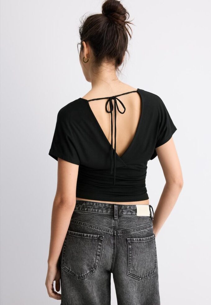 V-hals-topper med bånd