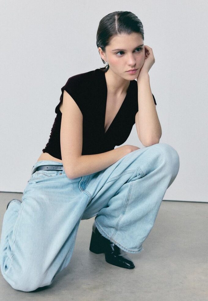 V-hals-topper med bånd