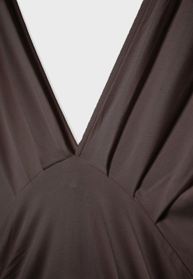 V-hals-topper med bånd