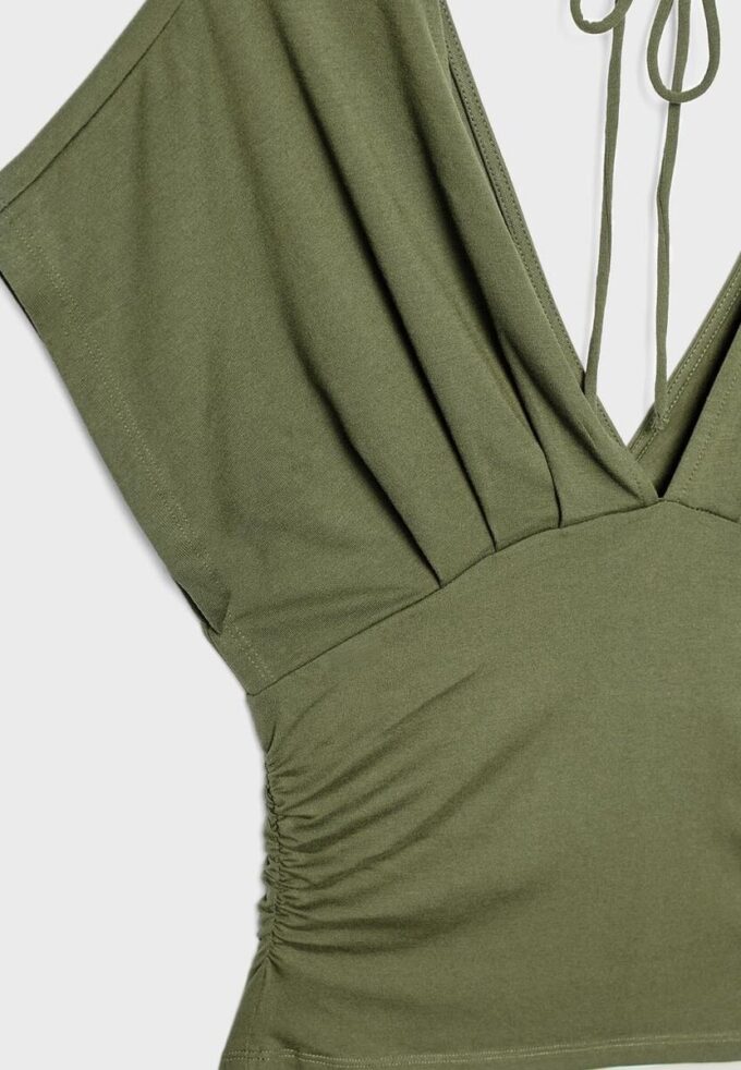 V-hals-topper med bånd