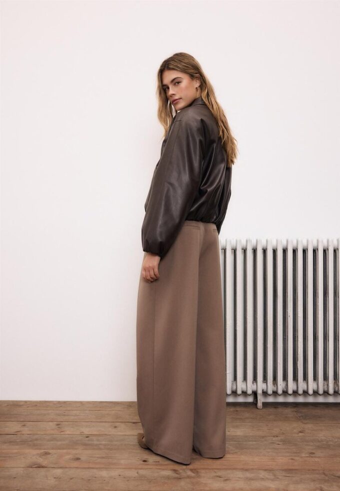 Vattert bomberjakke med skinnlook