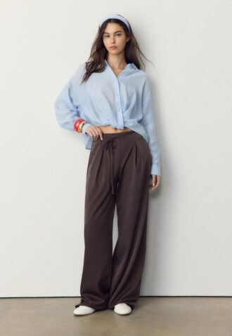 Velløpende bukser med krøll-effekt og snøring