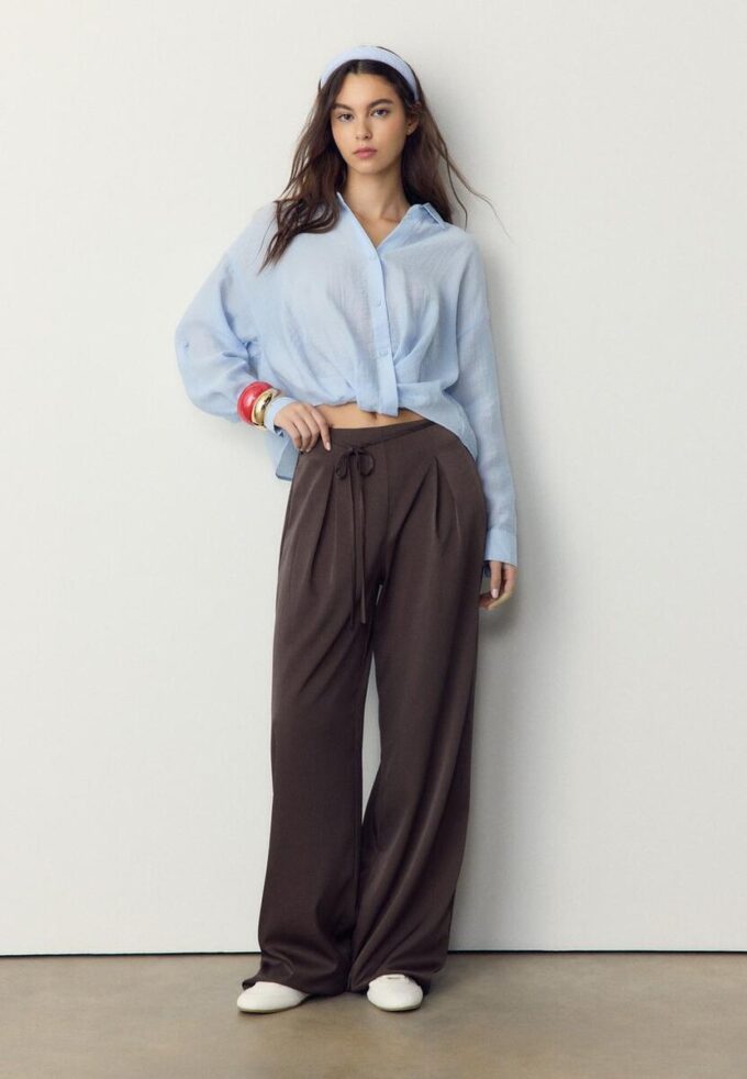 Velløpende bukser med krøll-effekt og snøring