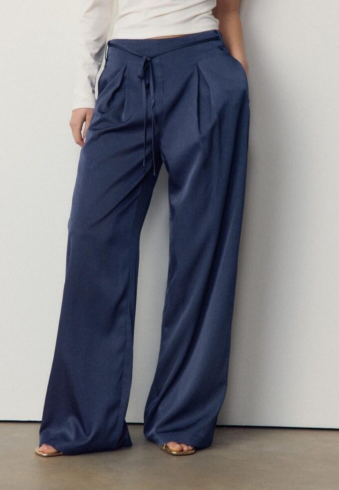 Velløpende bukser med krøll-effekt og snøring