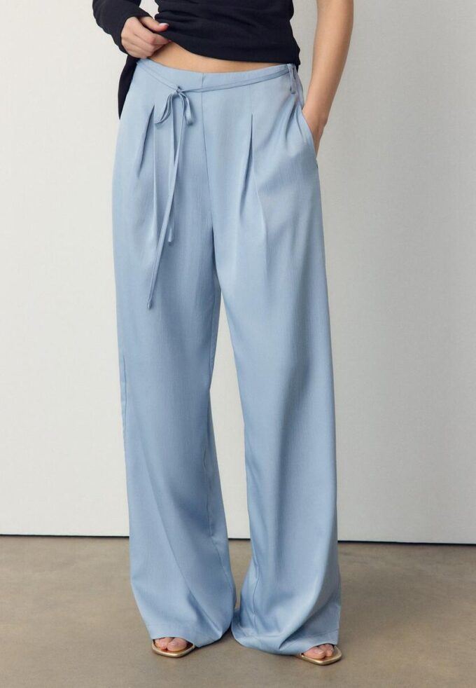 Velløpende bukser med krøll-effekt og snøring