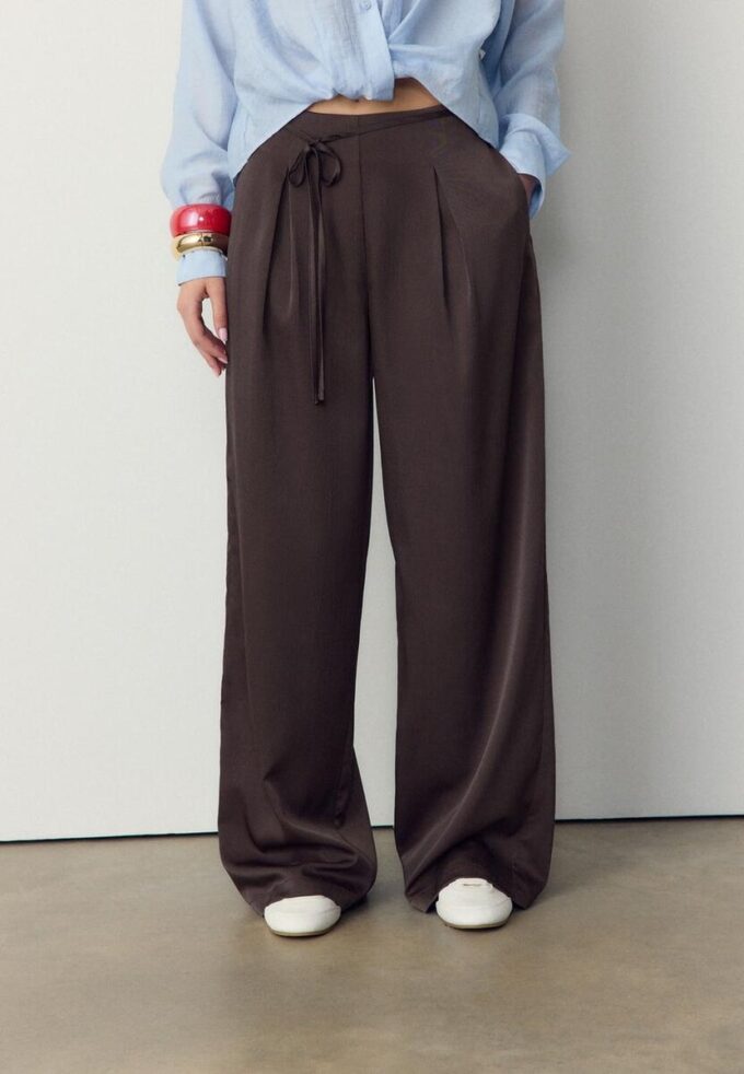 Velløpende bukser med krøll-effekt og snøring