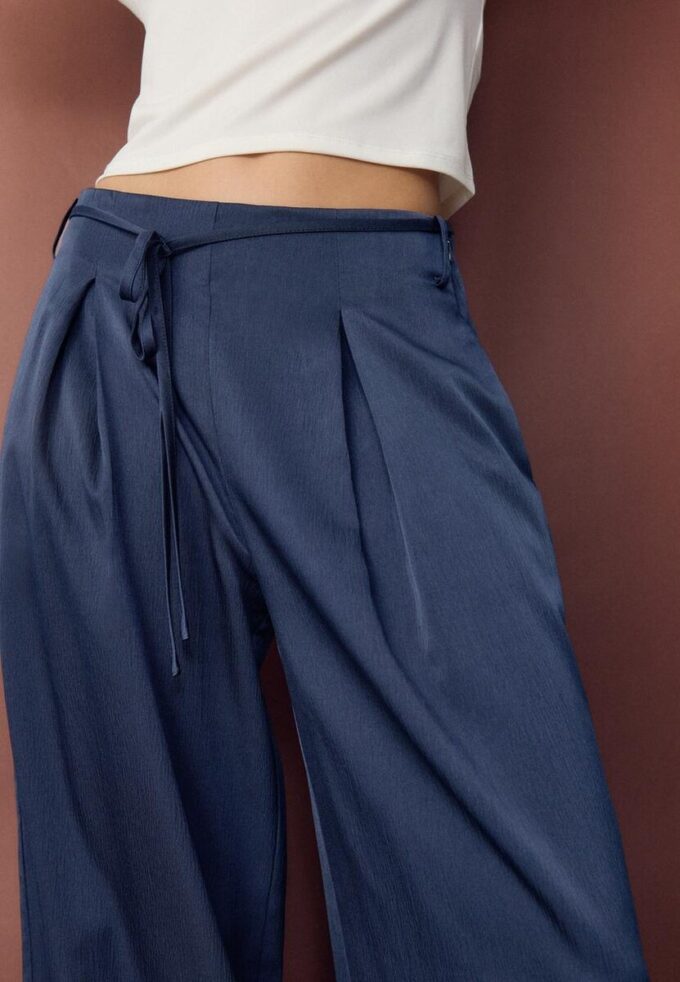 Velløpende bukser med krøll-effekt og snøring