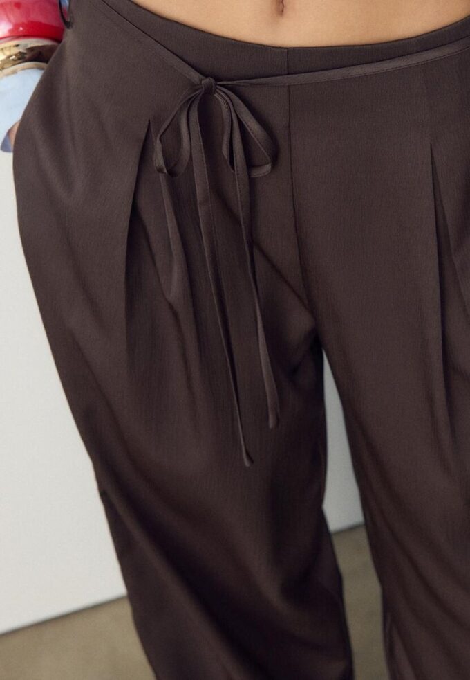 Velløpende bukser med krøll-effekt og snøring