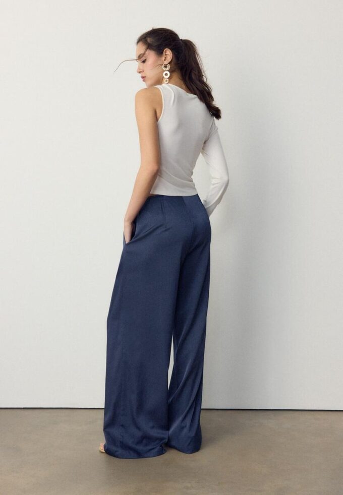 Velløpende bukser med krøll-effekt og snøring