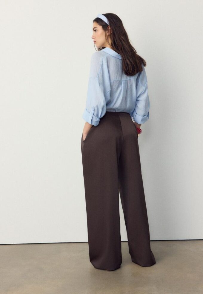 Velløpende bukser med krøll-effekt og snøring