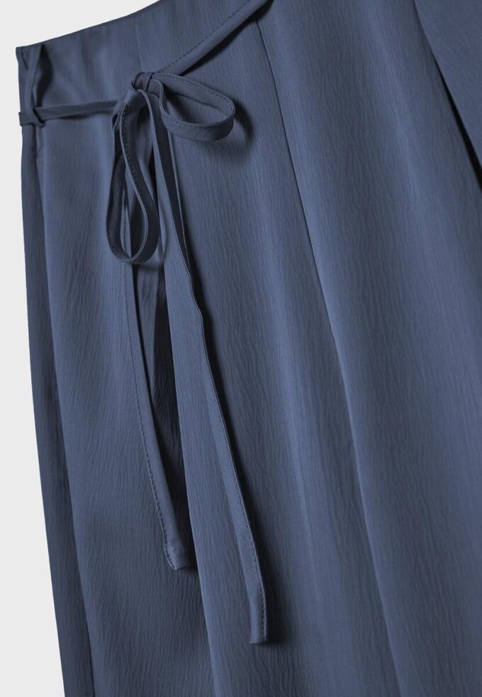 Velløpende bukser med krøll-effekt og snøring