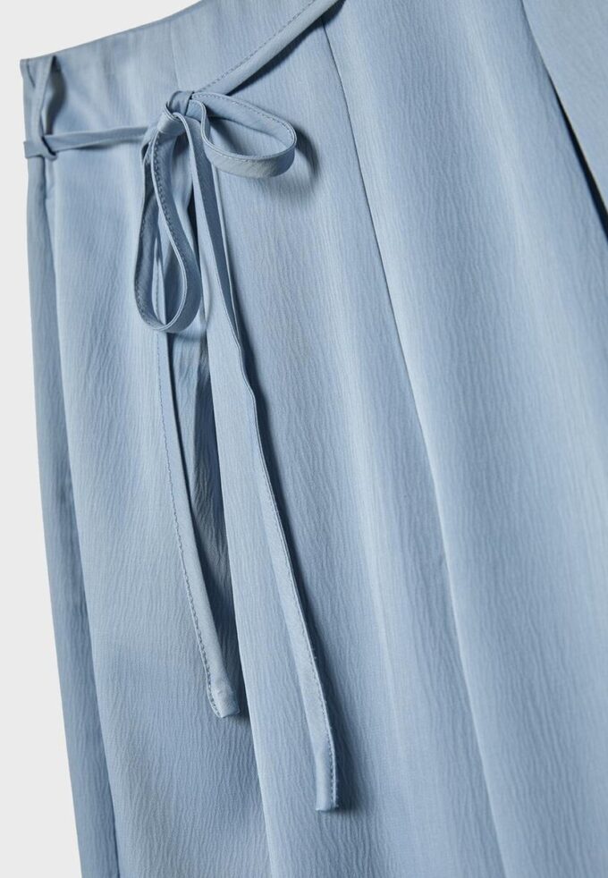 Velløpende bukser med krøll-effekt og snøring