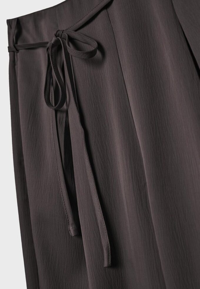 Velløpende bukser med krøll-effekt og snøring