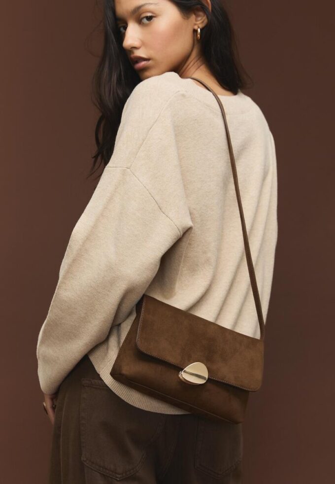 Veske i imitert semsket skinn med asymmetrisk metallspenne