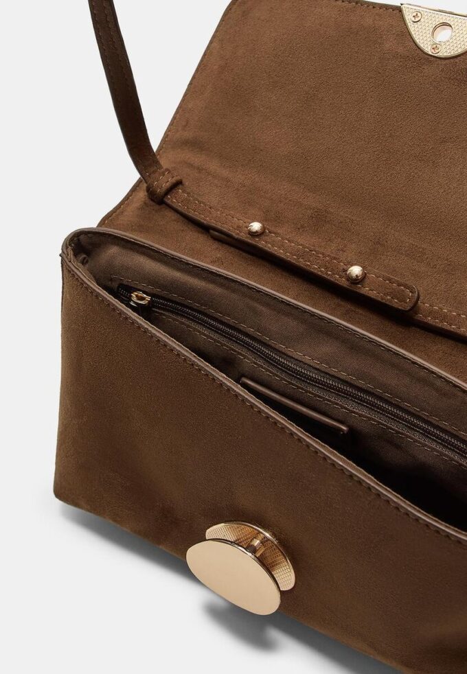 Veske i imitert semsket skinn med asymmetrisk metallspenne