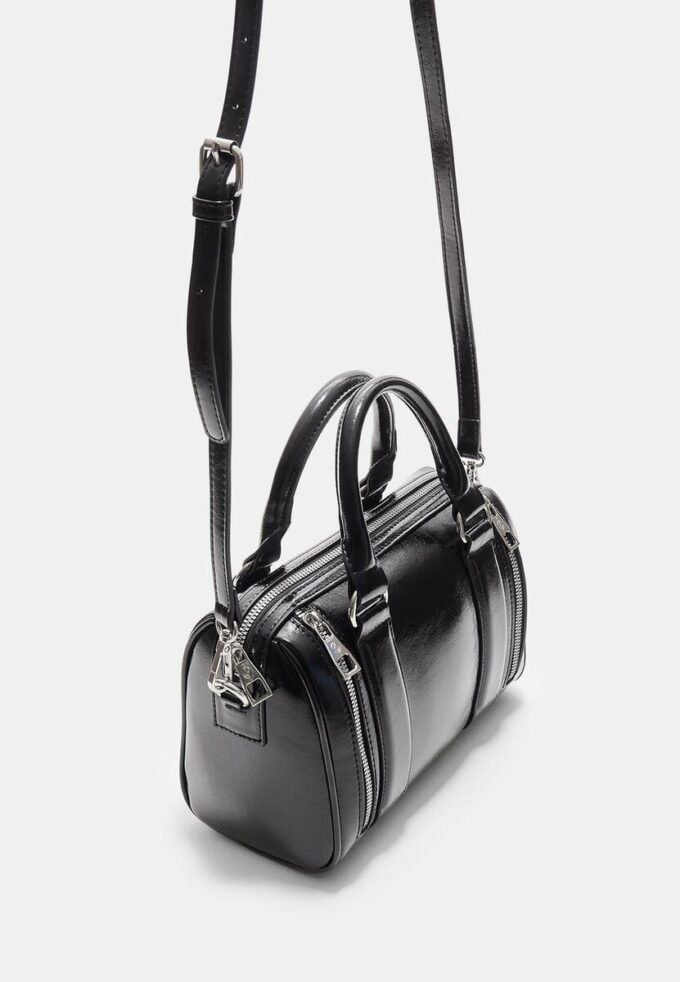 Veske i skinnimitasjon med glidelåser