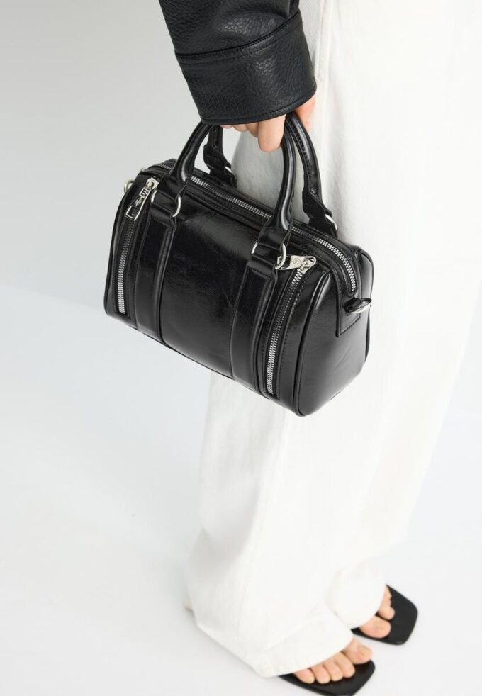 Veske i skinnimitasjon med glidelåser