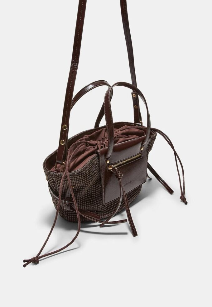 Veske med kurv-effekt